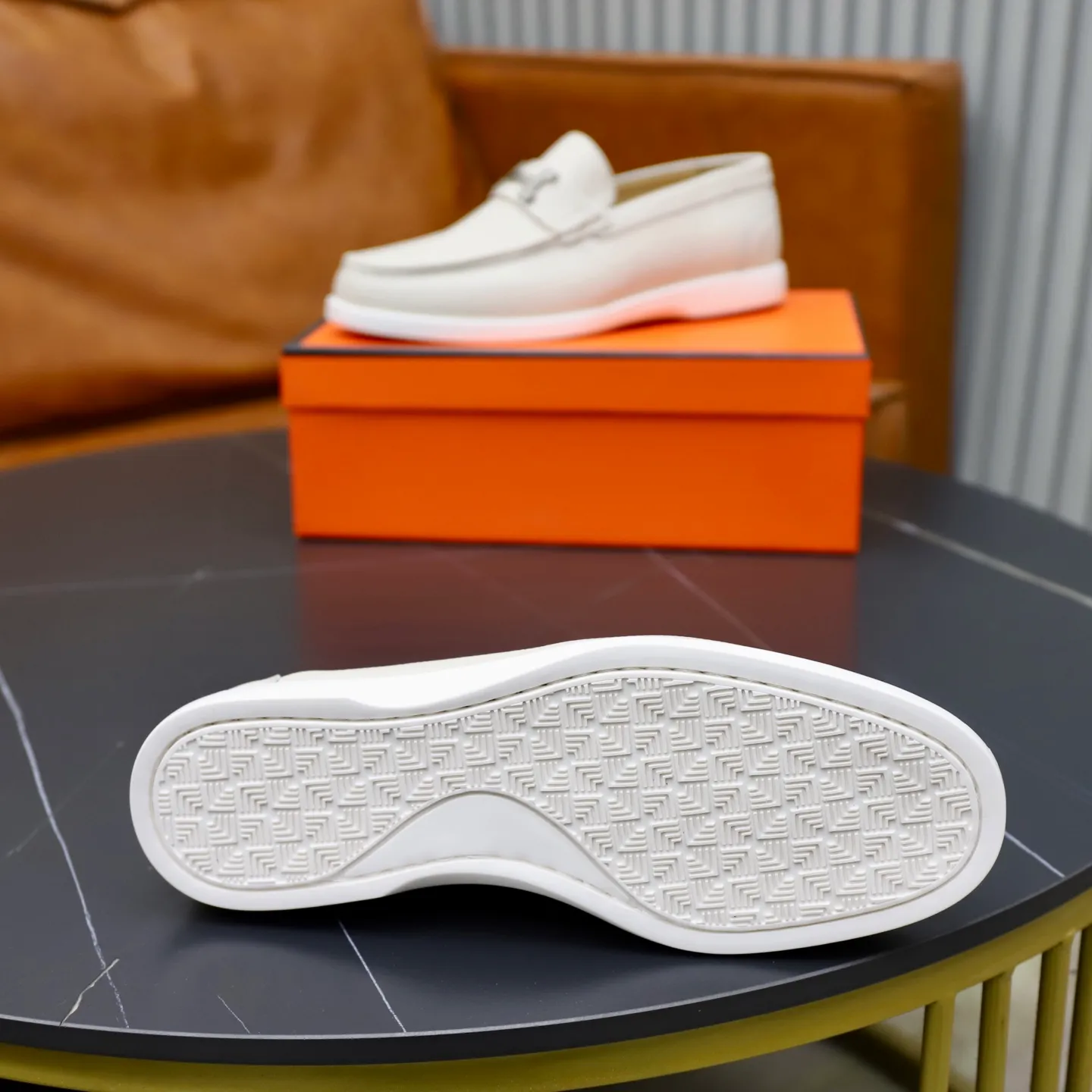 Ex-factory price: 560💰Hermès/Hermès slip-on men's shoes. This shoe is made of imported pebbled cowhide. It has simple and smooth lines and is combined with aerodynamically designed 3CM rubber foam ultra-light soles! Youthful and fashionable, classic H-shaped hardware buckle decoration, calf lining gently wraps the feet, with logo cowhide feet, casual and urban style, highlighting youthful vitality, sports and leisure version, super versatile, code number: 38-39-40-41-42-43-44 standard leather shoe size (45 can be customized but does not support returns)
